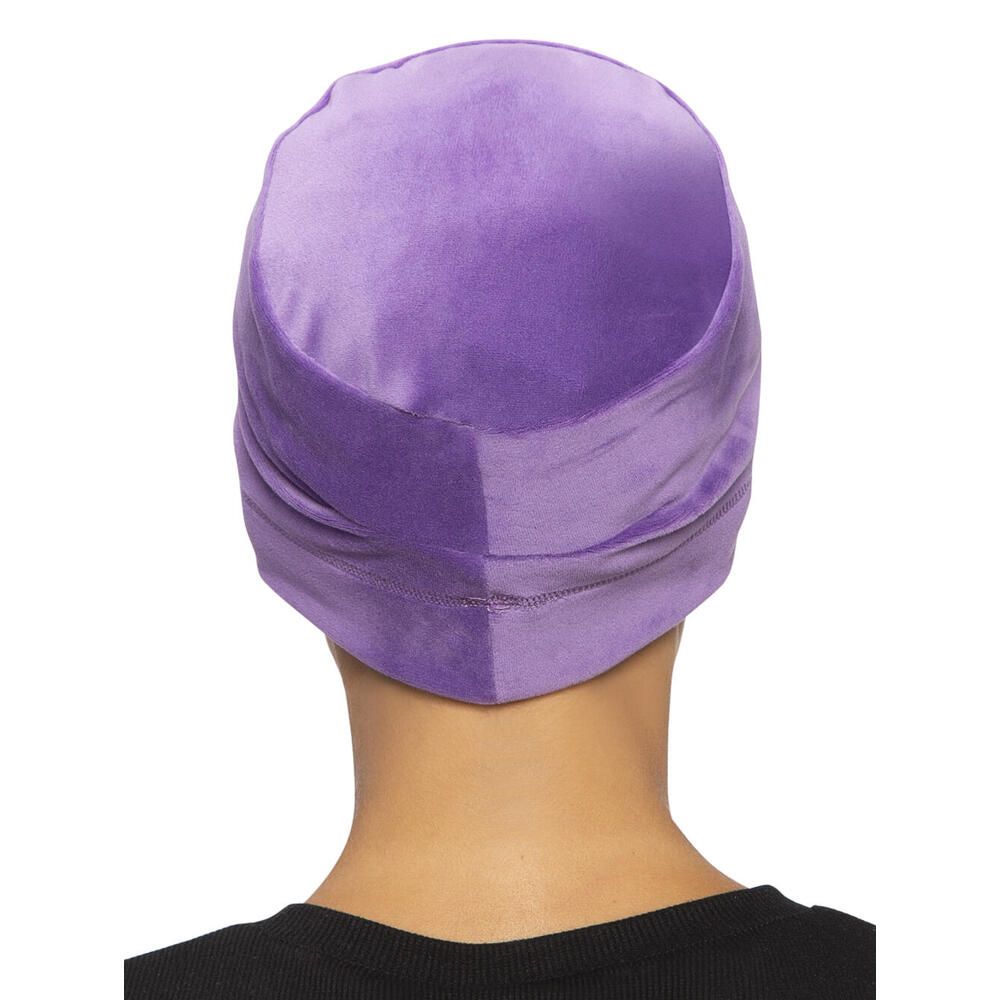 Irisviolett Turban, Rückansicht. Frau trägt ihn. Naht am Stirnband. Weicher Stoff.