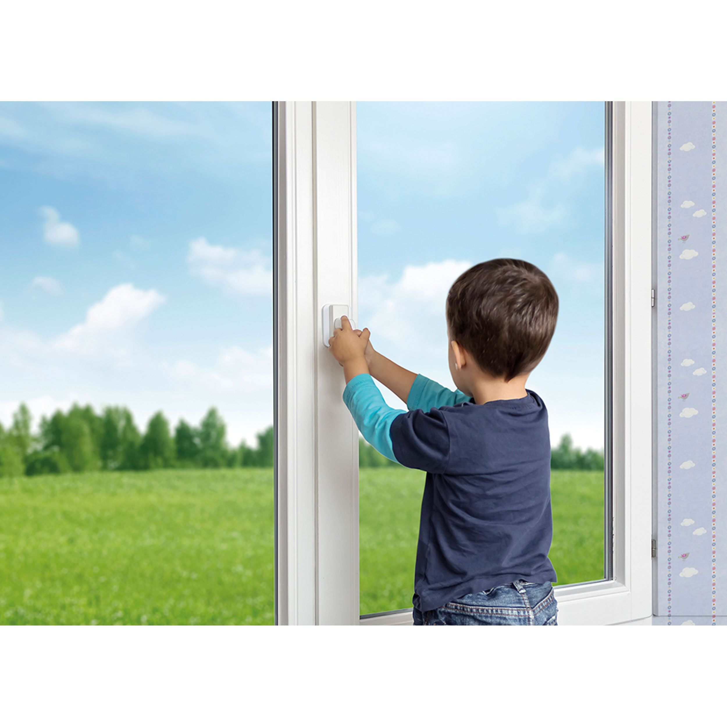 Kind bedient Fenstergriff. Hintergrund: Himmel, Bäume und Tapete.