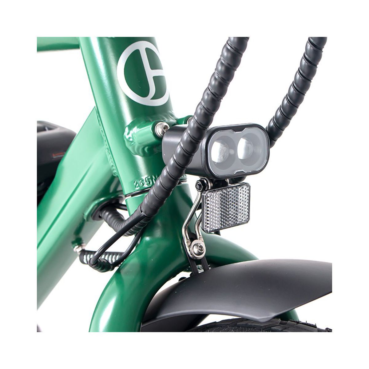 Grüner Fahrradrahmen mit Scheinwerfer und Rückstrahler. Doppel-LED-Scheinwerfer.