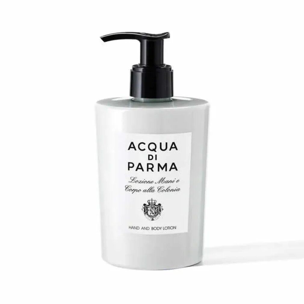 Weißer Spender mit schwarzem Pumpkopf. Aufkleber mit Logo und Text: Acqua Di Parma, Lozione Mani e Corpo alla Colonia, Hand and Body Lotion.