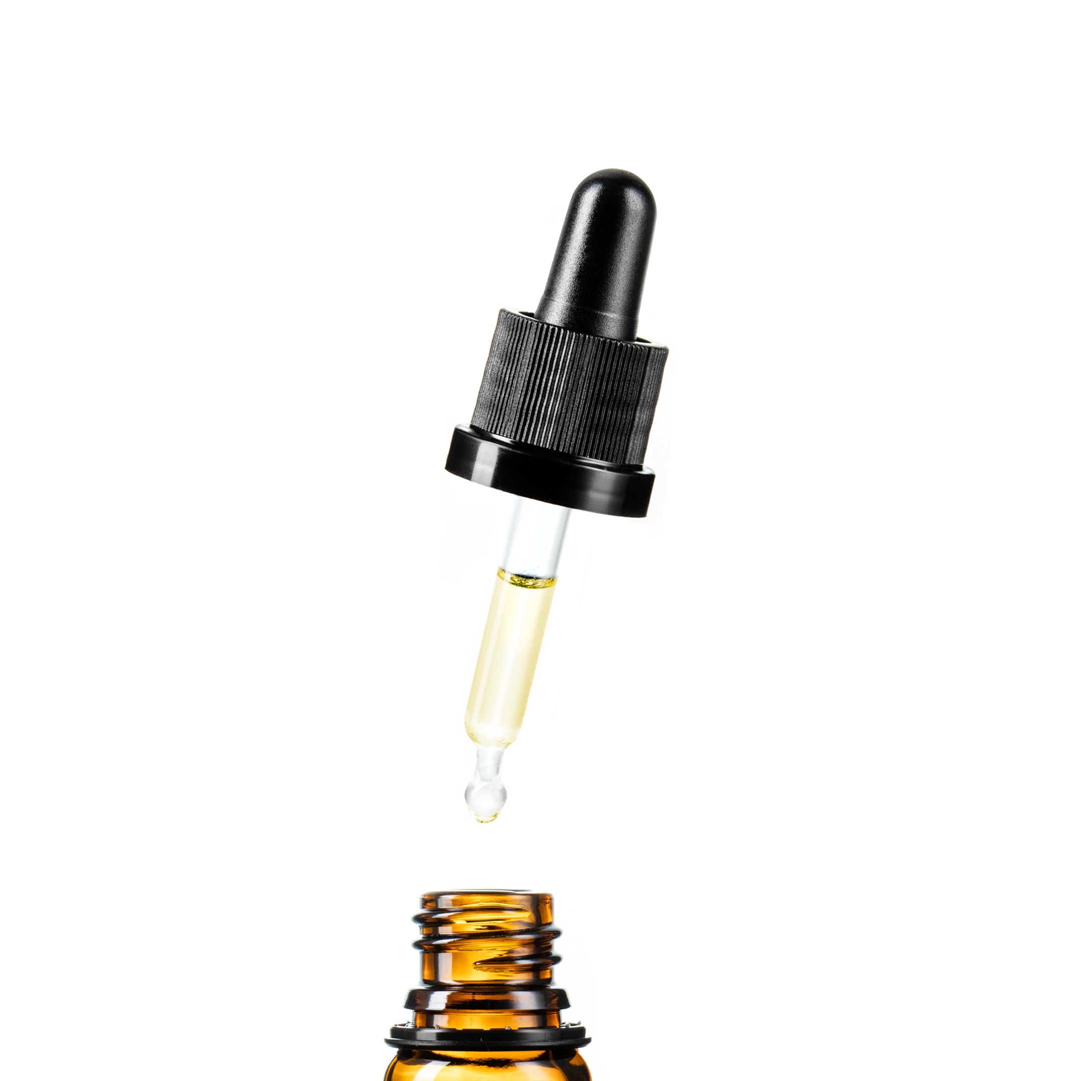 Pipette mit Tropfen über einer offenen Flasche, MikroVeda D+K Vitamin D3+K2.