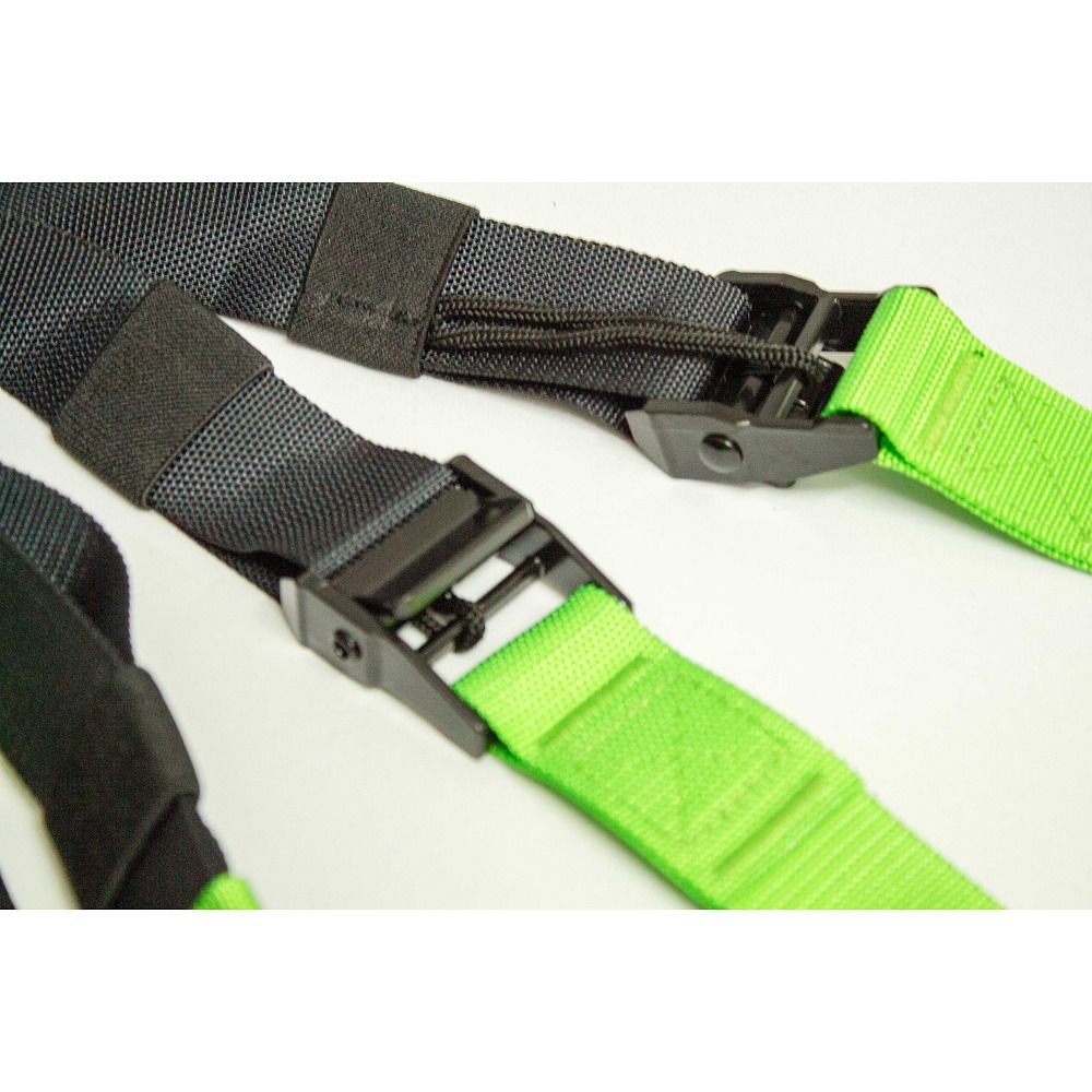 Detailansicht der Verstellmechanismen und Gurte des Schildkröt® Schlingentrainers in Schwarz und Grün.