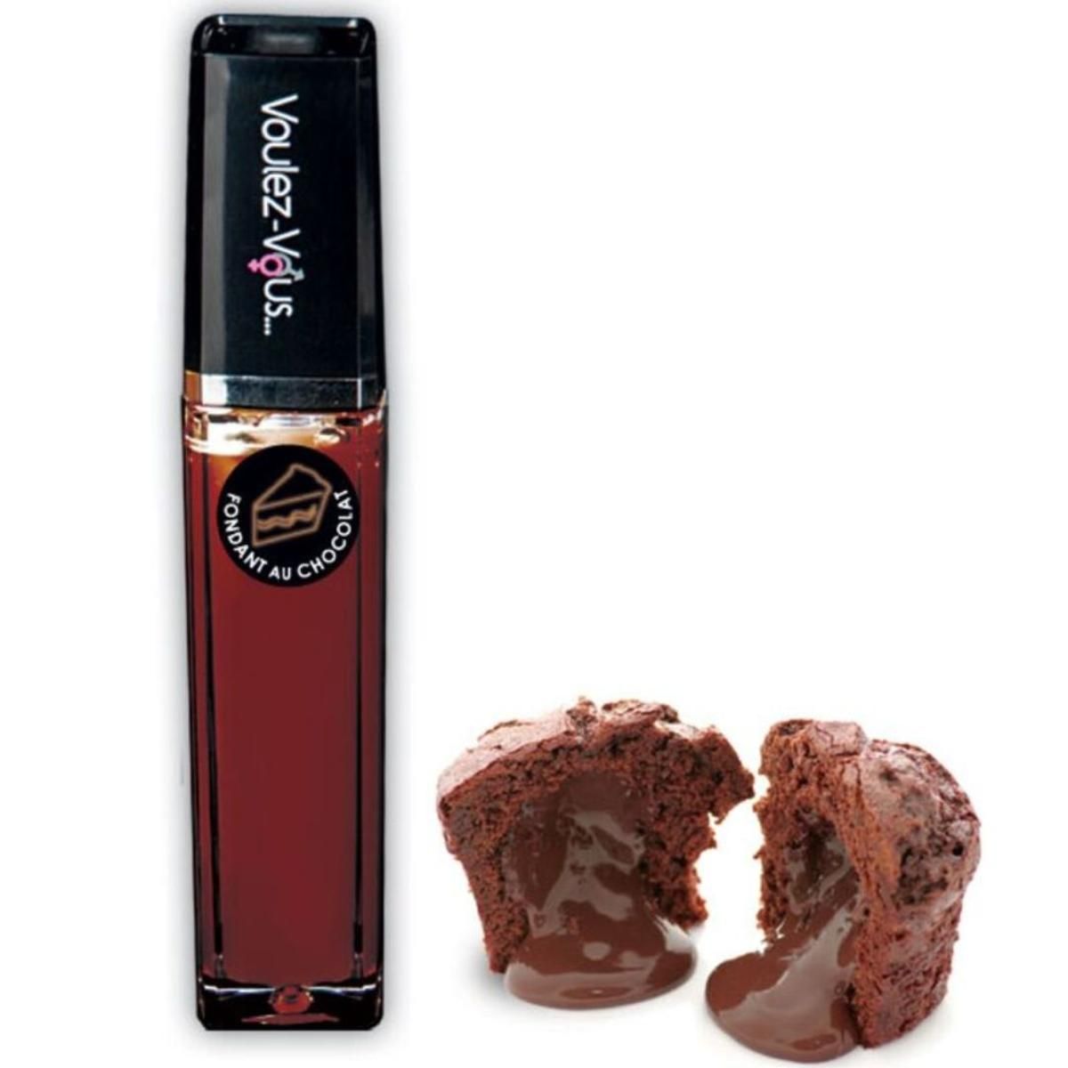 Lipgloss-Tube, dunkelrot. Schwarzer Deckel mit Logo. Kuchenstück mit flüssigem Schokoladenkern.