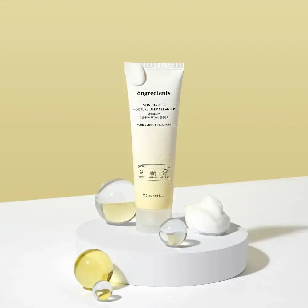 Creme-farbene Tube auf Podest. Kugeln und Schaum daneben. Aufschrift: Skin Barrier Moisture Deep Cleanser. 120 ml.