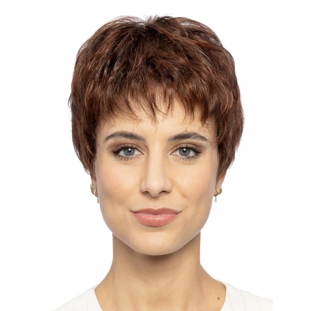 Kurzhaarperücke, rotbraun, mit Pony, frontal. Frau mit hellen Augen und Ohrringen. Auf weißem Hintergrund.