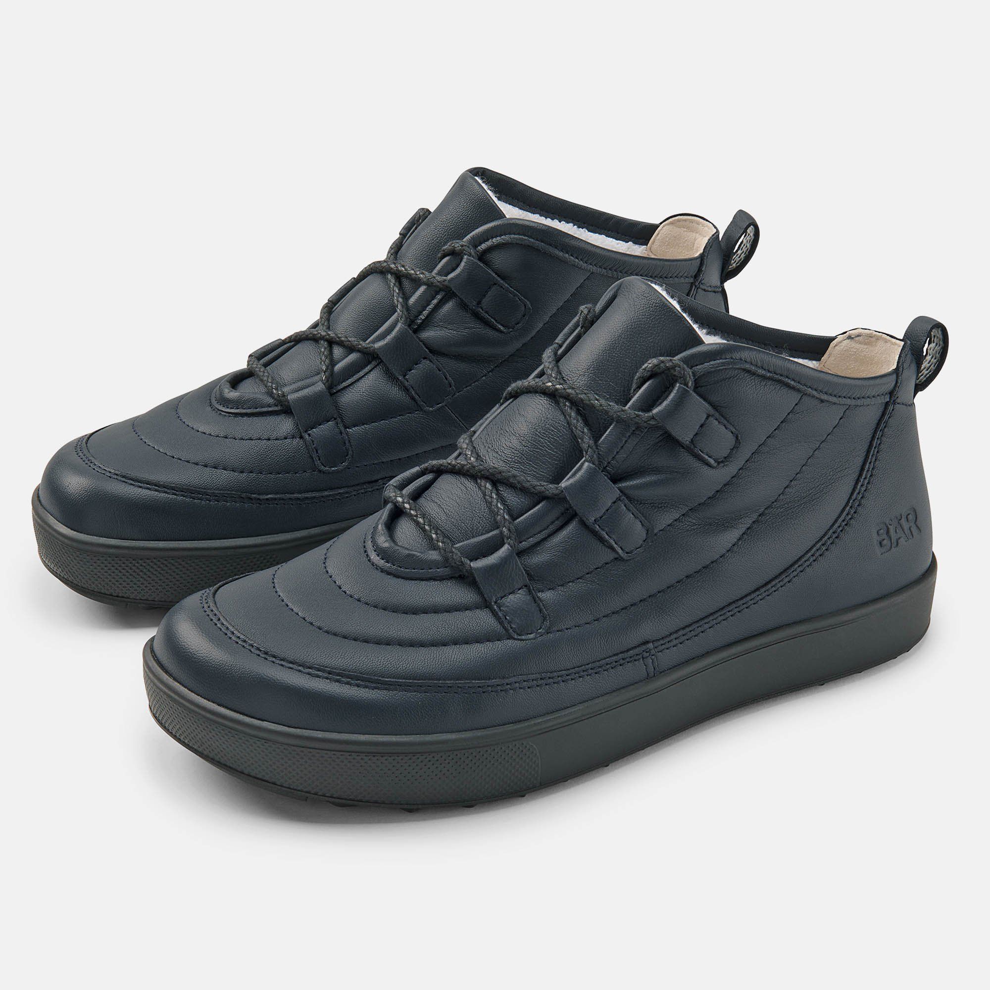 Zwei dunkelblaue BÄR Schuhe Lena Damen Stiefeletten. Schnürung, breite Sohle, gepolstertes Obermaterial. Innenfutter sichtbar.