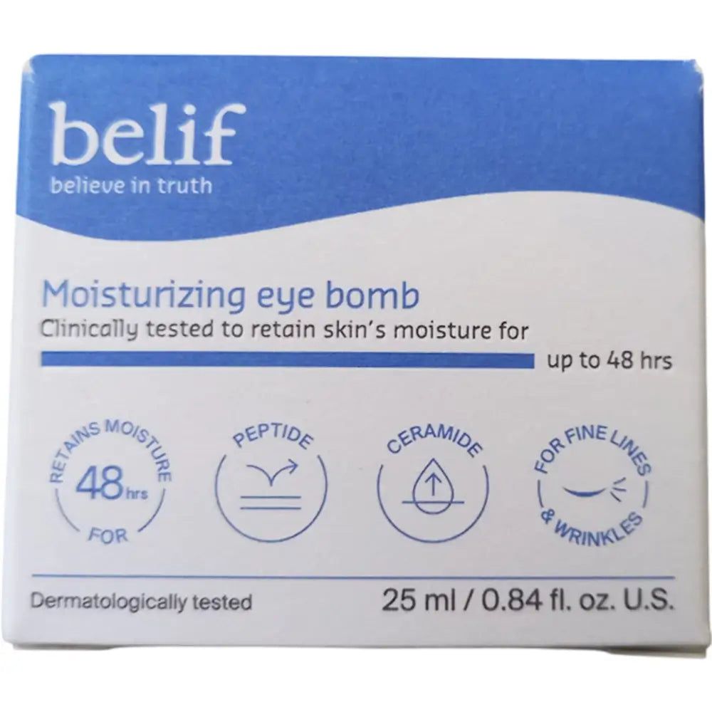 Frau hält eine blaue Creme-Dose mit schwarzem Deckel. Sie hat Creme auf dem Finger und lächelt.