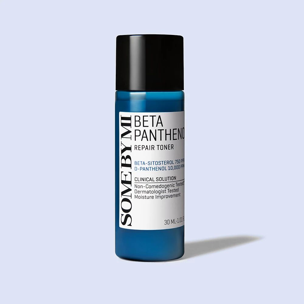 Blaue Flasche mit schwarzem Deckel. Aufschrift: SOME BY MI, BETA PANTHENOL REPAIR TONER. Text: BETA-SITOSTEROL, D-PANTHENOL, CLINICAL SOLUTION.