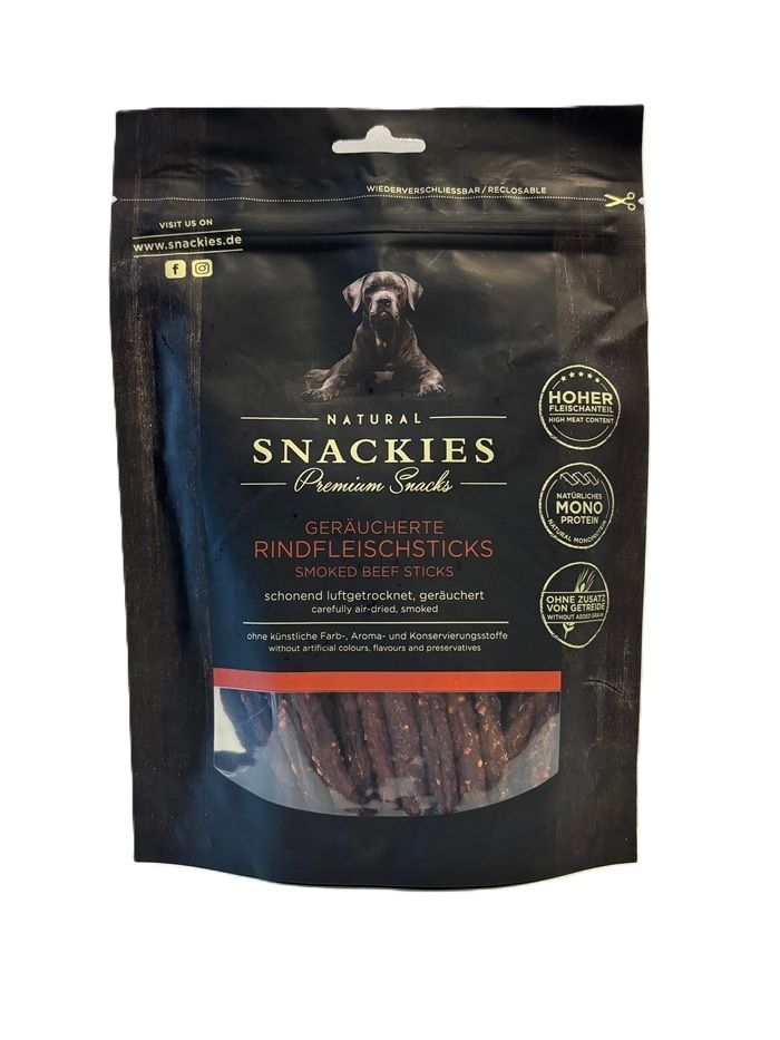 Schwarze Verpackung mit Snackies Geräucherte Rindfleischsticks. Sichtbar sind Rindfleischsticks. Text: "Premium Snacks".