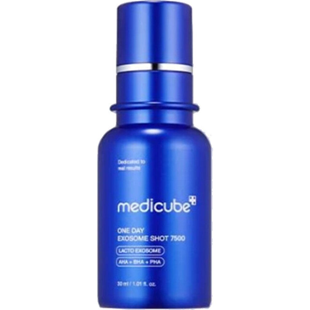 Blaue Medicube-Flasche mit silbernem Ring und weißem Pumpspender, auf weißem Hintergrund.