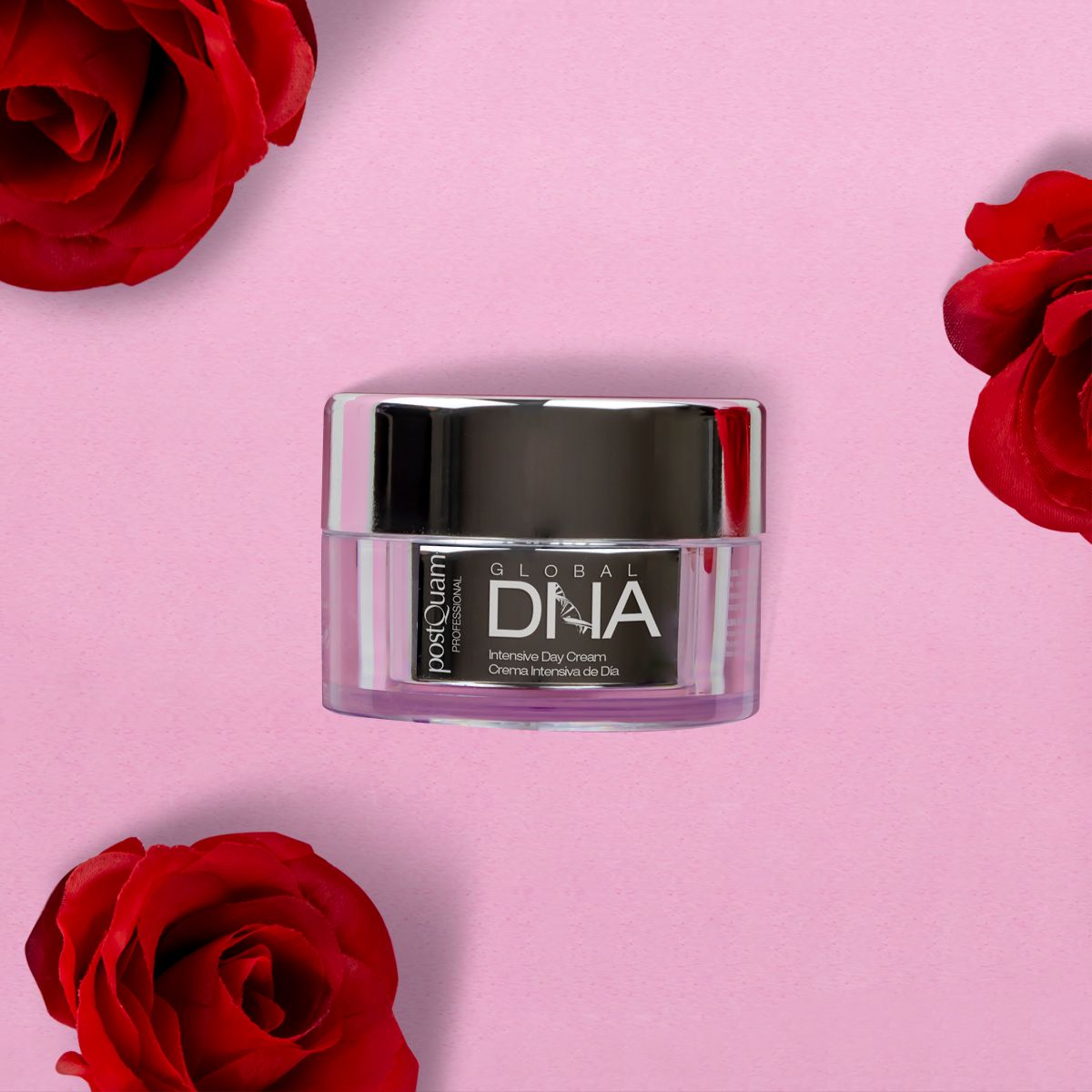 Creme-Glas. Produktname: Global DNA Intensive Day Cream. Marke: Postquam. Rote Rosen im Hintergrund.