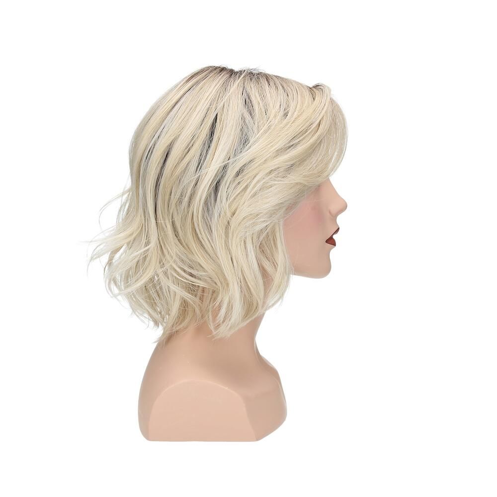 Perücke Lilie, blond mit dunklem Ansatz, auf Schaufensterkopf. Seitenansicht.