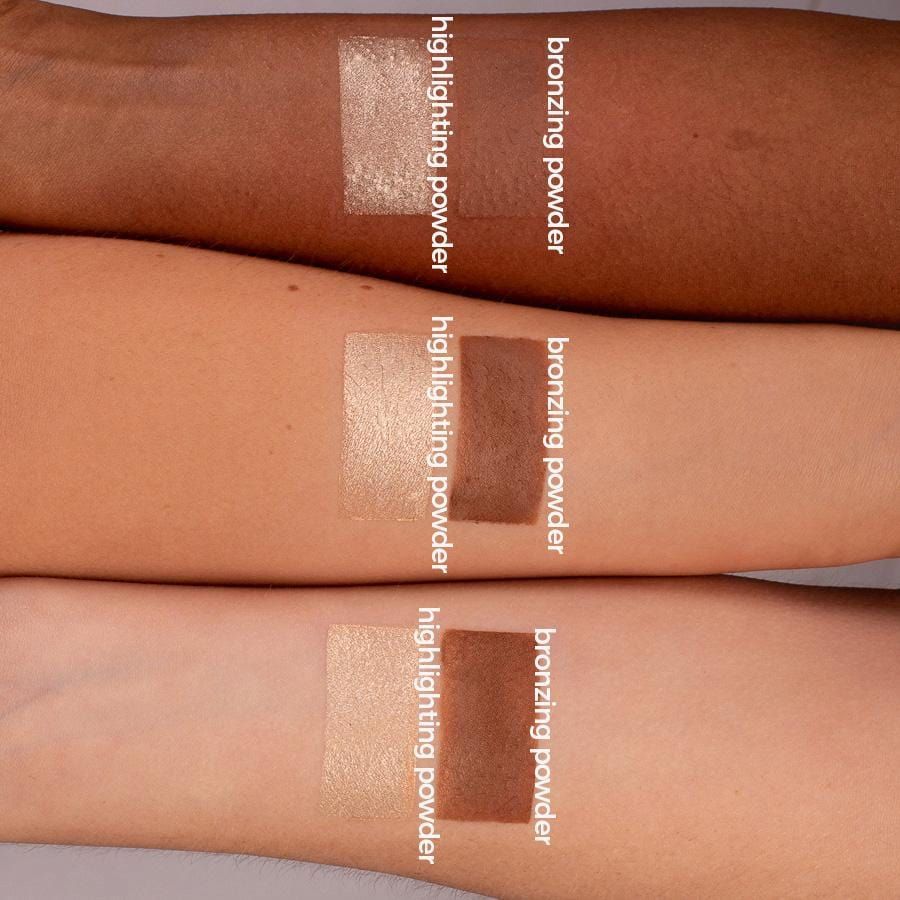 Drei Arme mit aufgetragenem Bronzing Powder und Highlighter. Beschriftung: Bronzing Powder, highlighting powder.