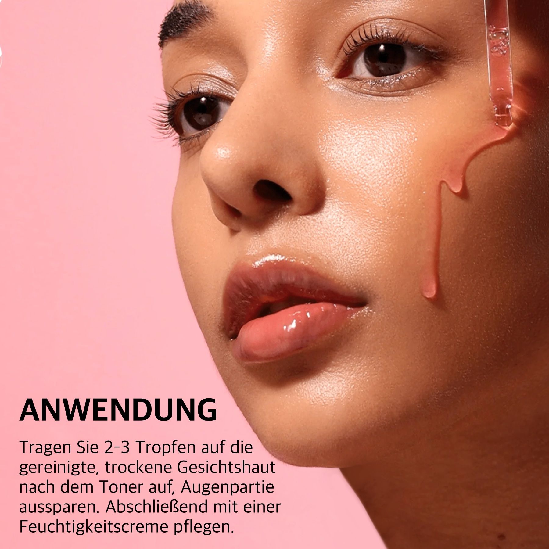 Gesicht einer Frau mit Serum auf der Haut. Aufschrift: Anwendung. Anua 10+ Serum.