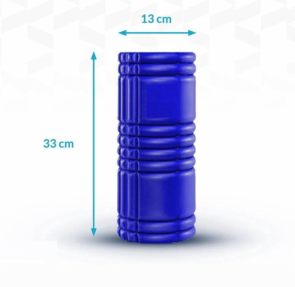 Blauer Schaumstoff-Roller. Maße: 33 cm hoch, 13 cm Durchmesser. Geriffelte Oberfläche.