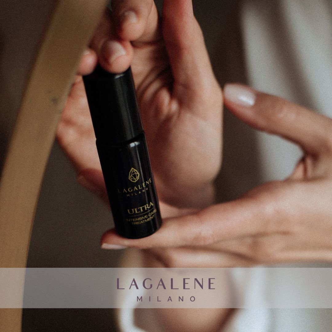 Hände halten eine Lagalene Milano Ultra Intensive Care Flasche. Auf der Flasche steht "ULTRA INTENSIVE TREATMENT".