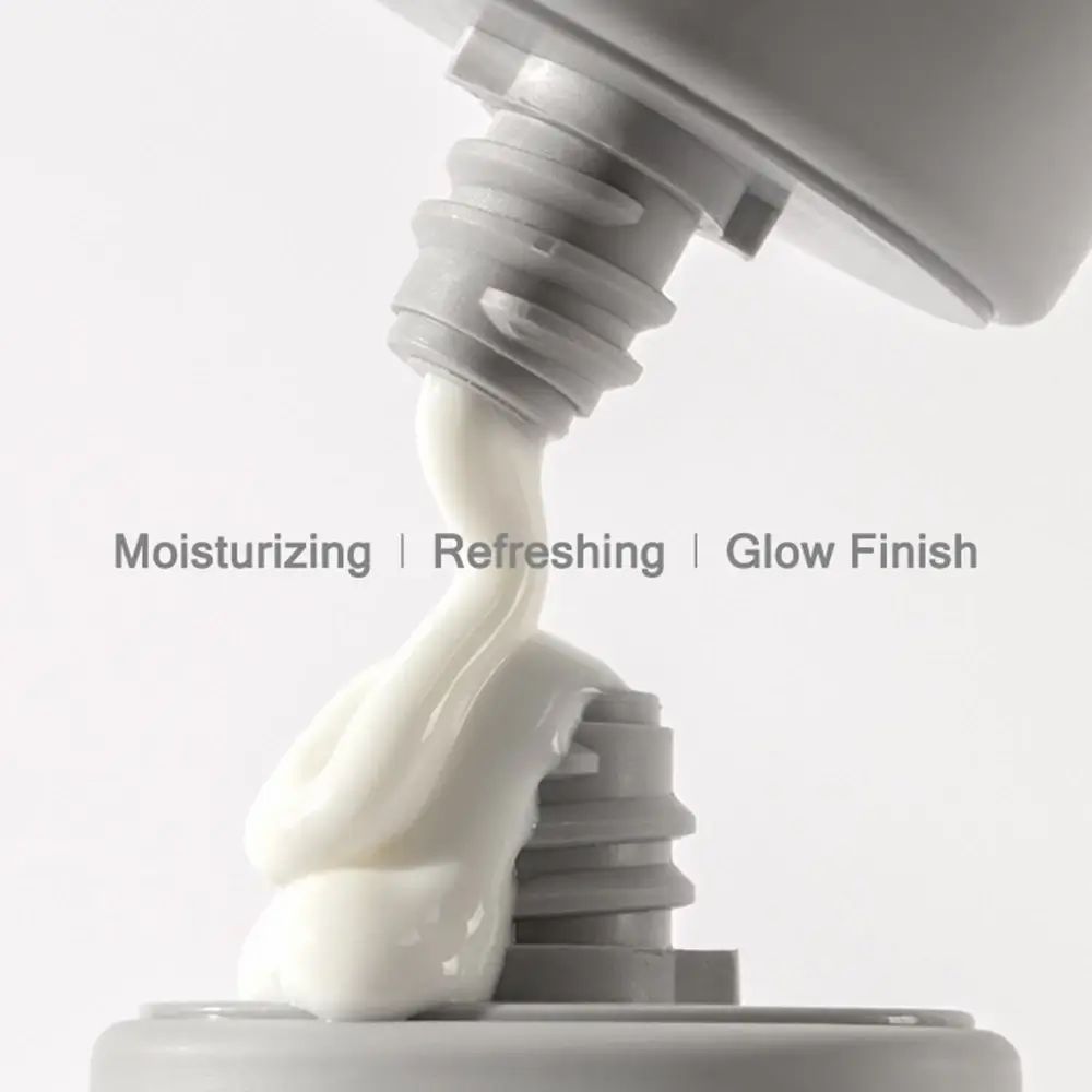 Graue Tube, aus der Creme austritt. Aufschrift: Moisturizing | Refreshing | Glow Finish.