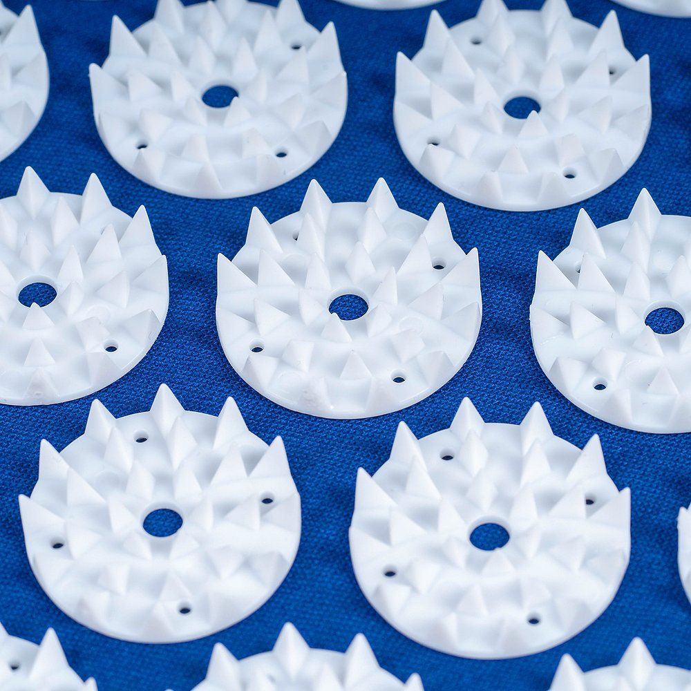 Nahaufnahme von weißen Noppen auf blauem Akupressur-Set.