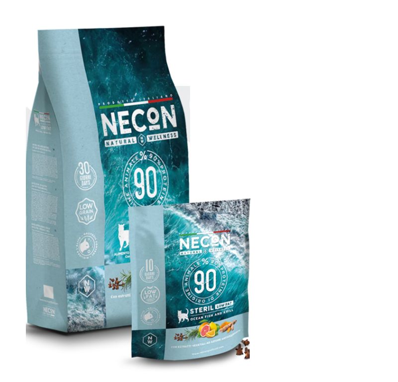 Zwei Beutel Tiernahrung. Aufschrift: NECON, 90% tierischen Ursprungs, Steril, Ocean Fish and Krill. Abbildungen von Katze und Wellen.