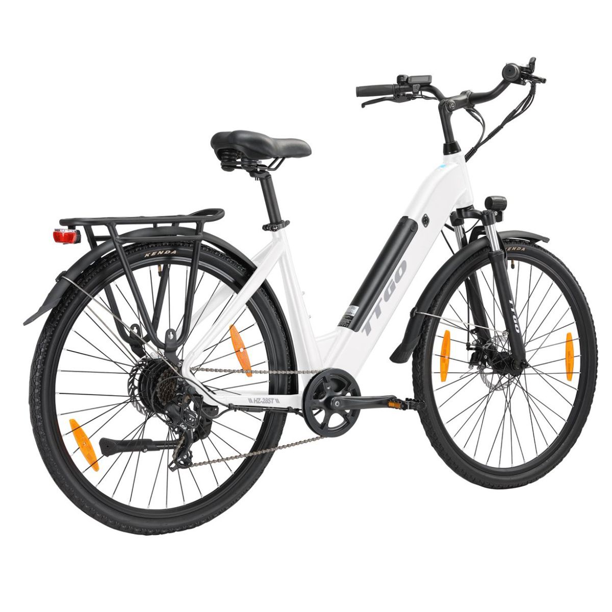 Weißes E-Bike mit schwarzen Teilen. TTGO-Logo am Rahmen. Gepäckträger, Schutzbleche und Rücklicht. Kenda-Reifen.