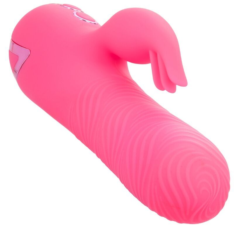 Pinkfarbener Vibrator mit geriffelter Oberfläche und Hasenohren. Schräge Ansicht.