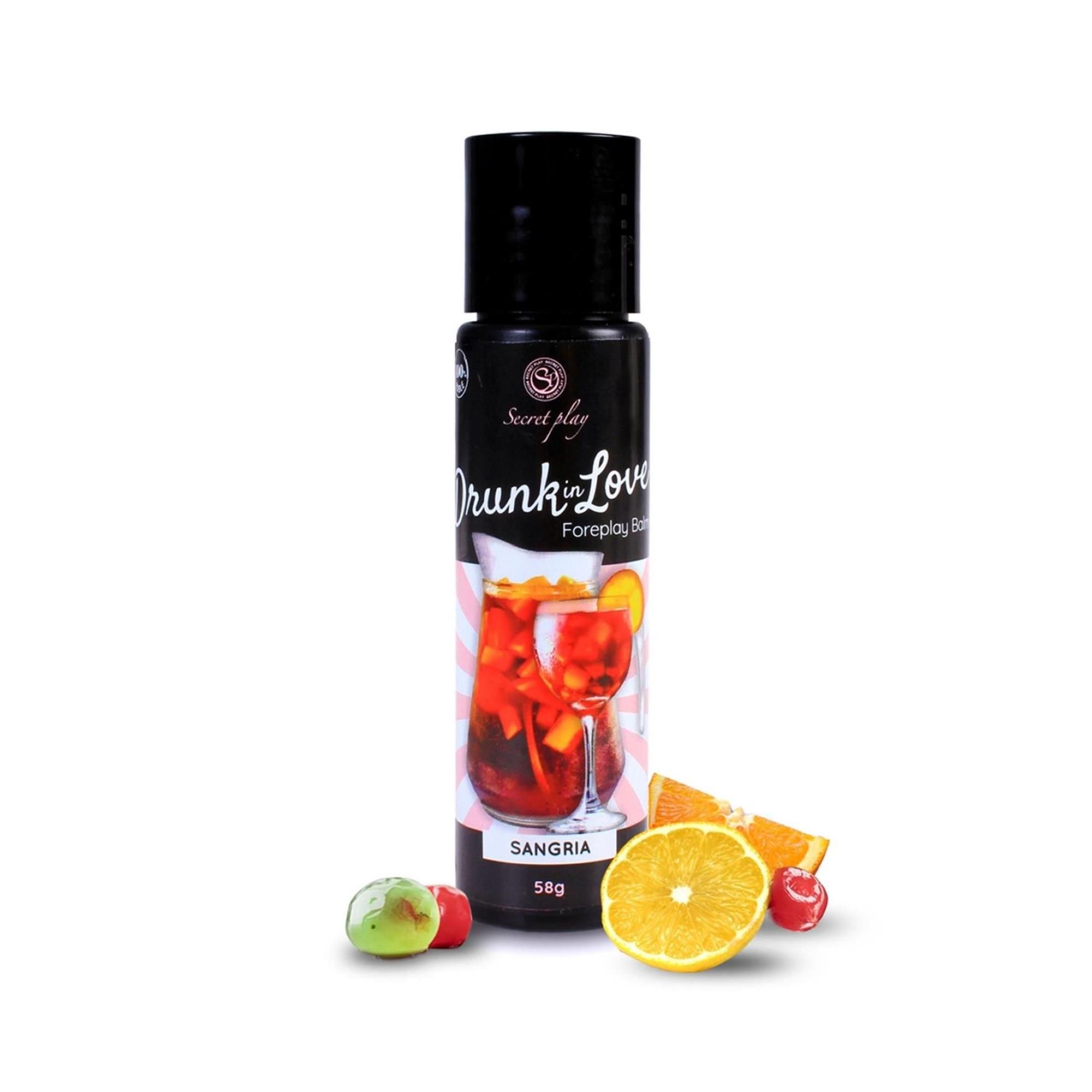 Schwarze Flasche mit Aufschrift "Drunk in Love". Abbildung eines Sangria-Cocktails. Aufschrift "Sangria" und "50g".