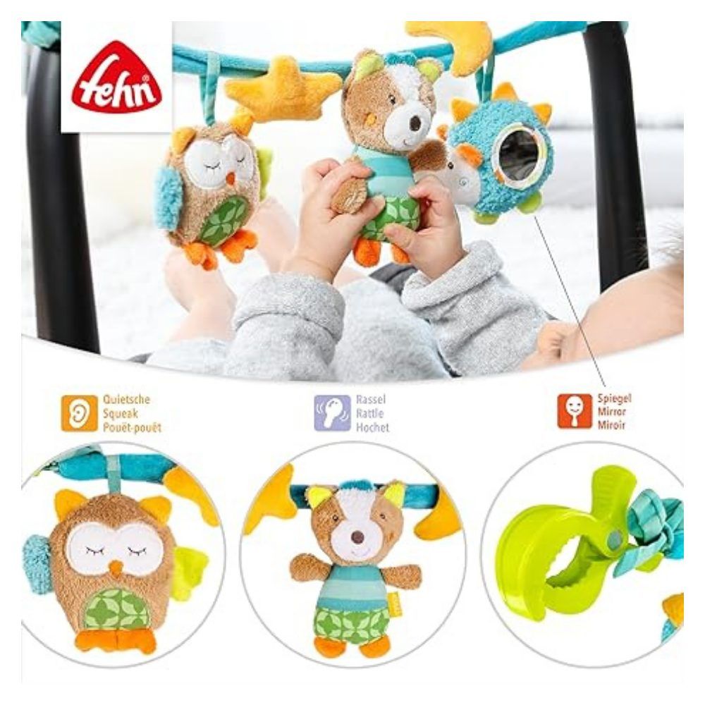 Kinderwagenkette mit Stofftieren. Nahaufnahmen von Eule, Bär und Clip. Symbole für Sehen, Hören und Greifen.