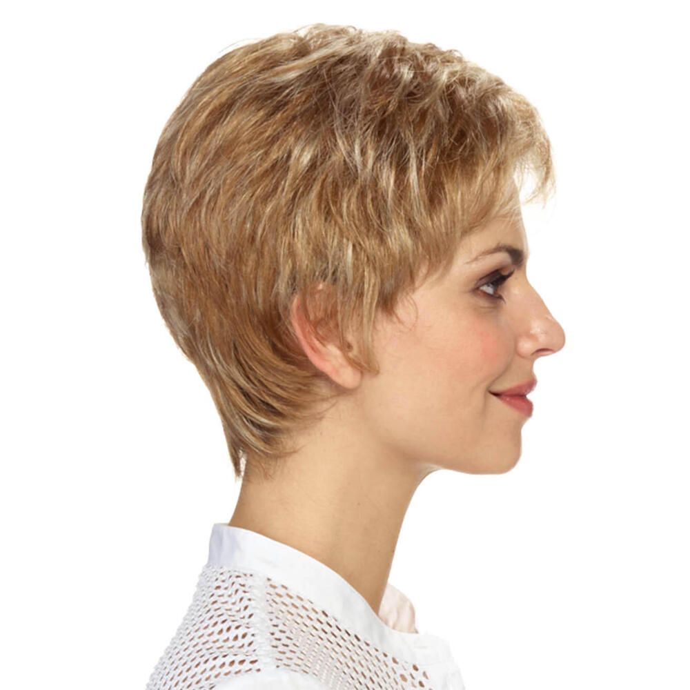 Kurzhaarperücke, blondiertes Haar, Seitenansicht, Frau mit weißem Oberteil.
