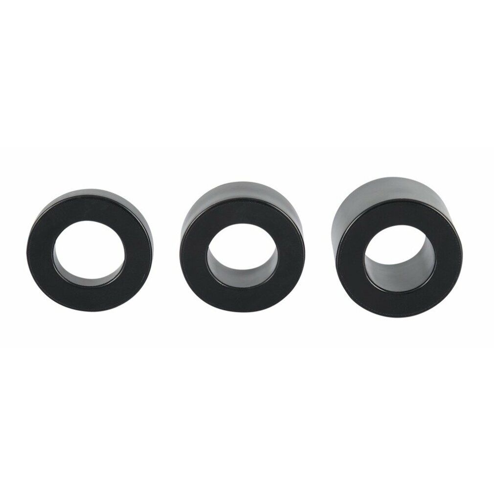 Drei schwarze Ringe unterschiedlicher Größe. Der kleinste Ring ist flach, die anderen sind zylindrisch.