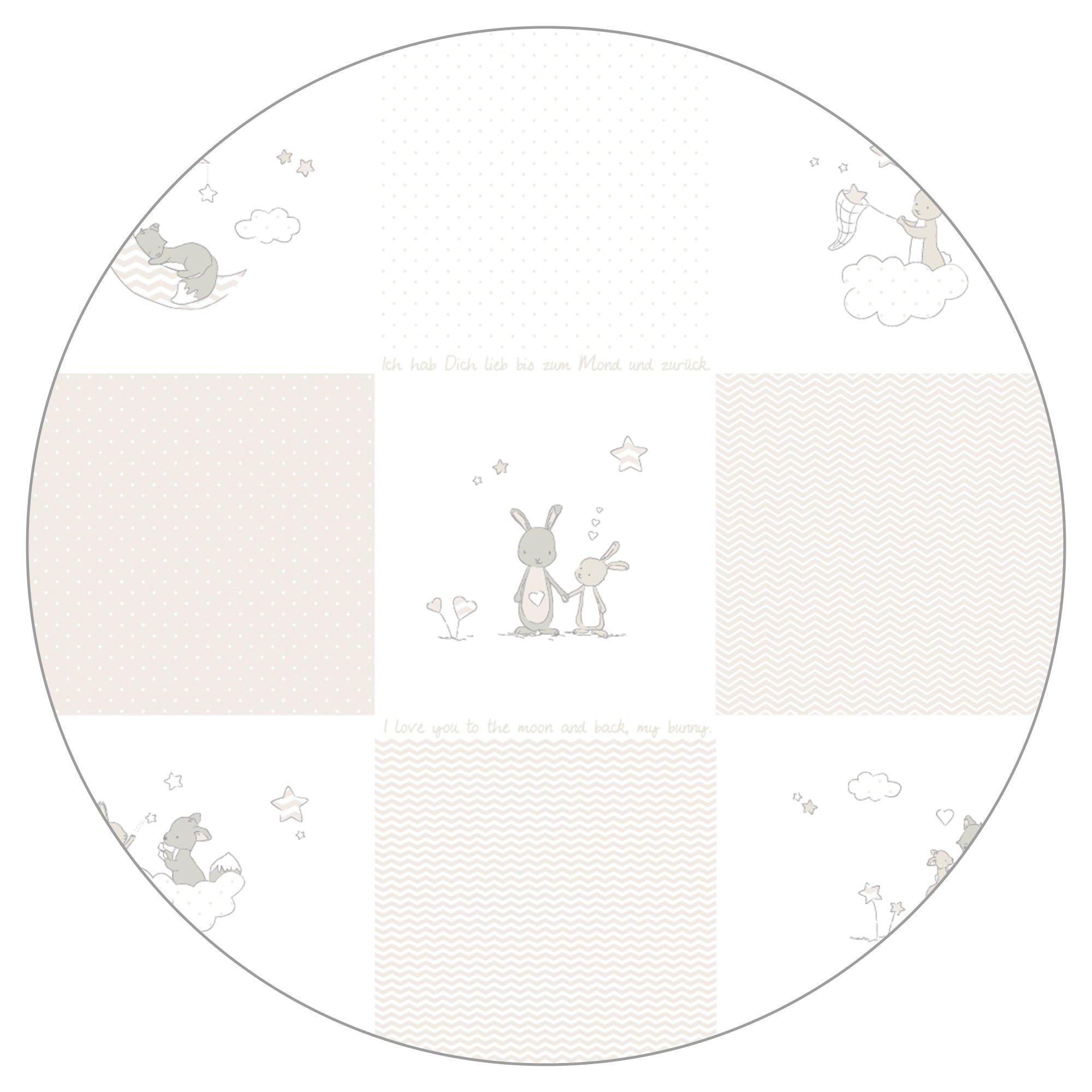 Runde Spielmatte mit verschiedenen Mustern und Illustrationen: Fuchs, Hase, Sterne, Wolken. Beige und Weißtöne.
