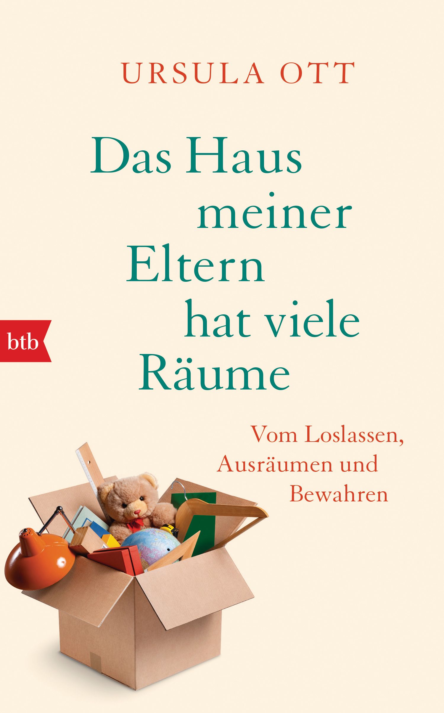 Buchcover: "Das Haus meiner Eltern hat viele Räume". Autorin: Ursula Ott. Karton mit Spielzeug. btb-Logo.