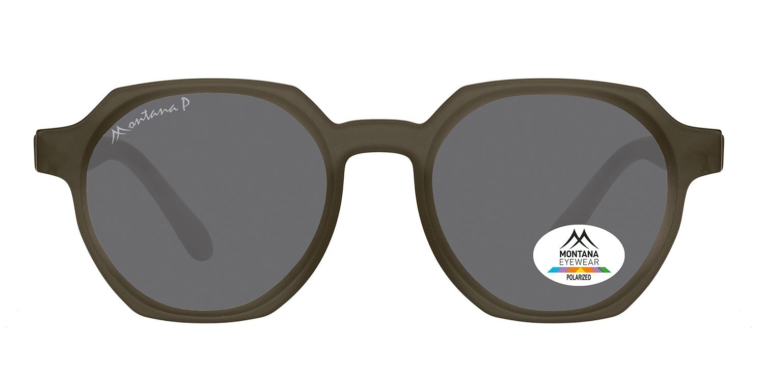 Sonnenbrille mit grau getönten Gläsern und olivfarbenem Rahmen. Auf einem Glas ist ein Aufkleber mit dem Logo von Montana Eyewear angebracht.