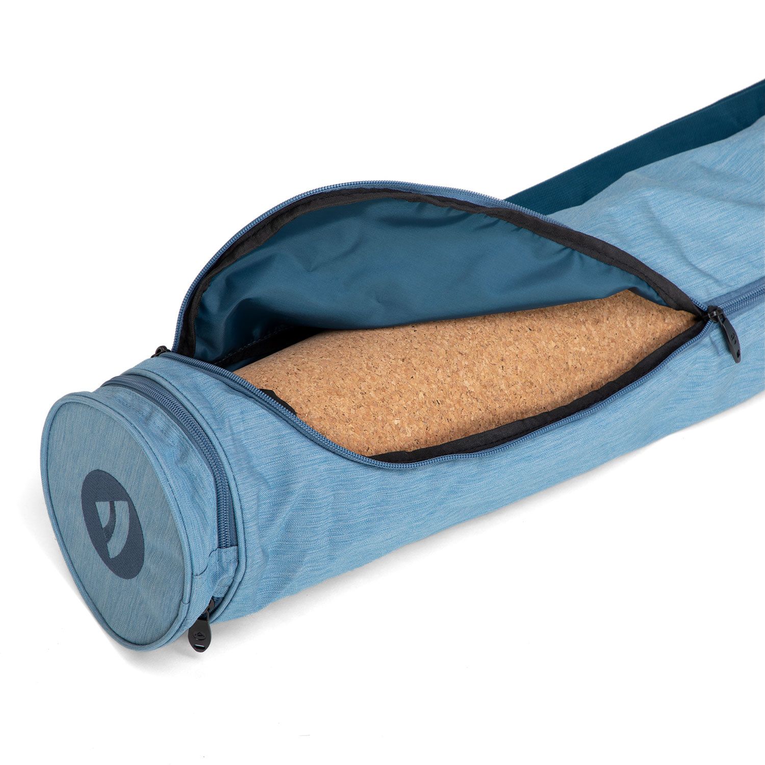 Geöffnete graublau melierte Tasche. Innenliegend eine Yogamatte. Polyester/Polyamide bestickt. Zylindrische Form.
