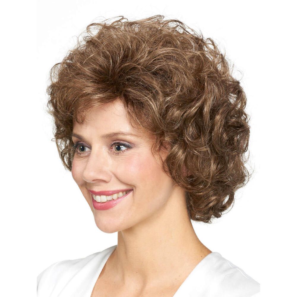 Perücke Viola von Lofty. Kurze, braune Kunsthaarperücke mit Locken. Frontale Ansicht einer Frau mit Perücke.