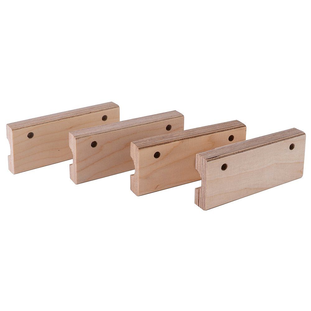 Vier Holzblöcke mit Aussparungen und Bohrungen. Hellbraunes Holz, rechteckige Form, für Fitness.