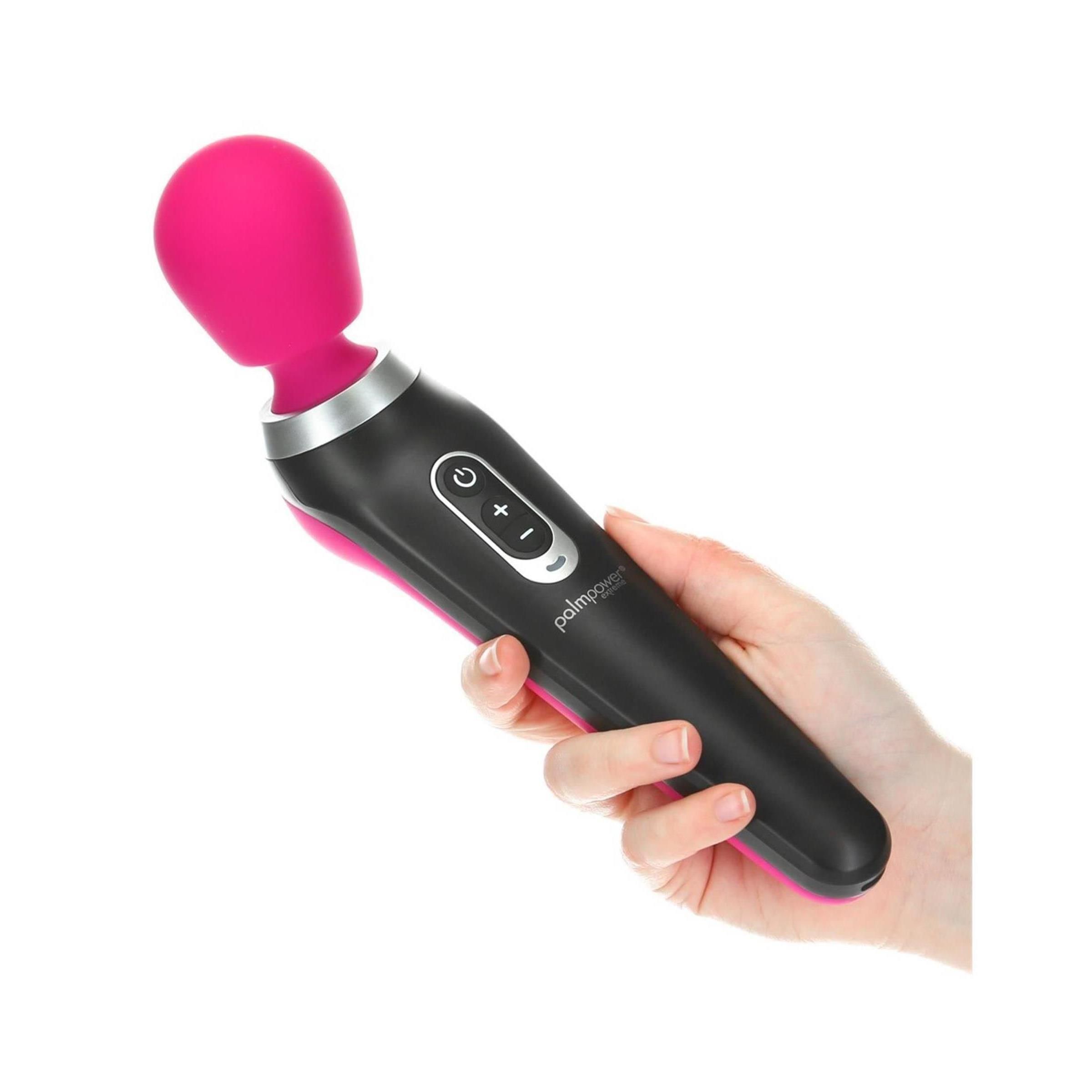 Schwarz-pinkfarbenes Massagegerät in Hand. Bedienfeld mit Tasten. "Palmpower"-Logo.