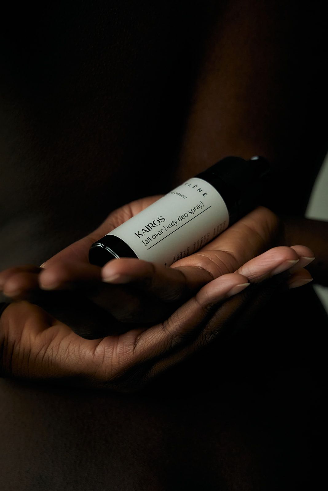 Kairos All Over Body Deo Spray – Sanfter All-over-Deospray mit warmem Amber & Holznoten