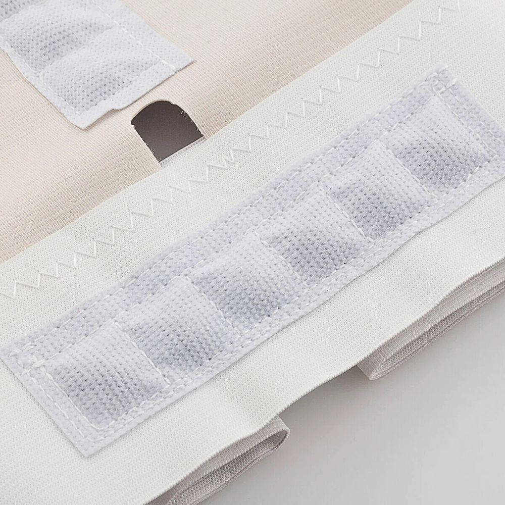 Nahaufnahme des Rückenkorrektors. Beige Stoff mit weißen, rechteckigen Magneten. Sichtbare Nähte. Detailansicht.