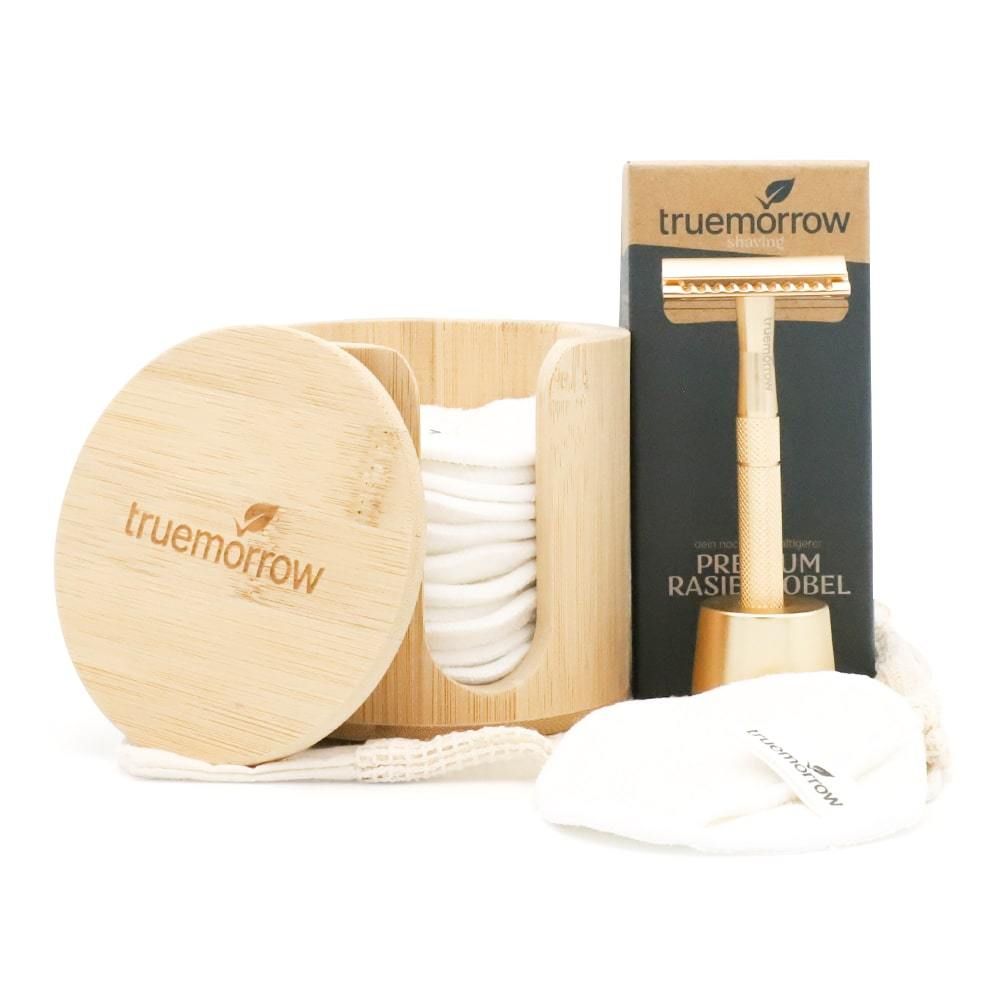 Geschenkset mit Rasierhobel, Wattepads und Halterung. Marke: truemorrow. Holz- und Metallfarben. Auf weißem Hintergrund.