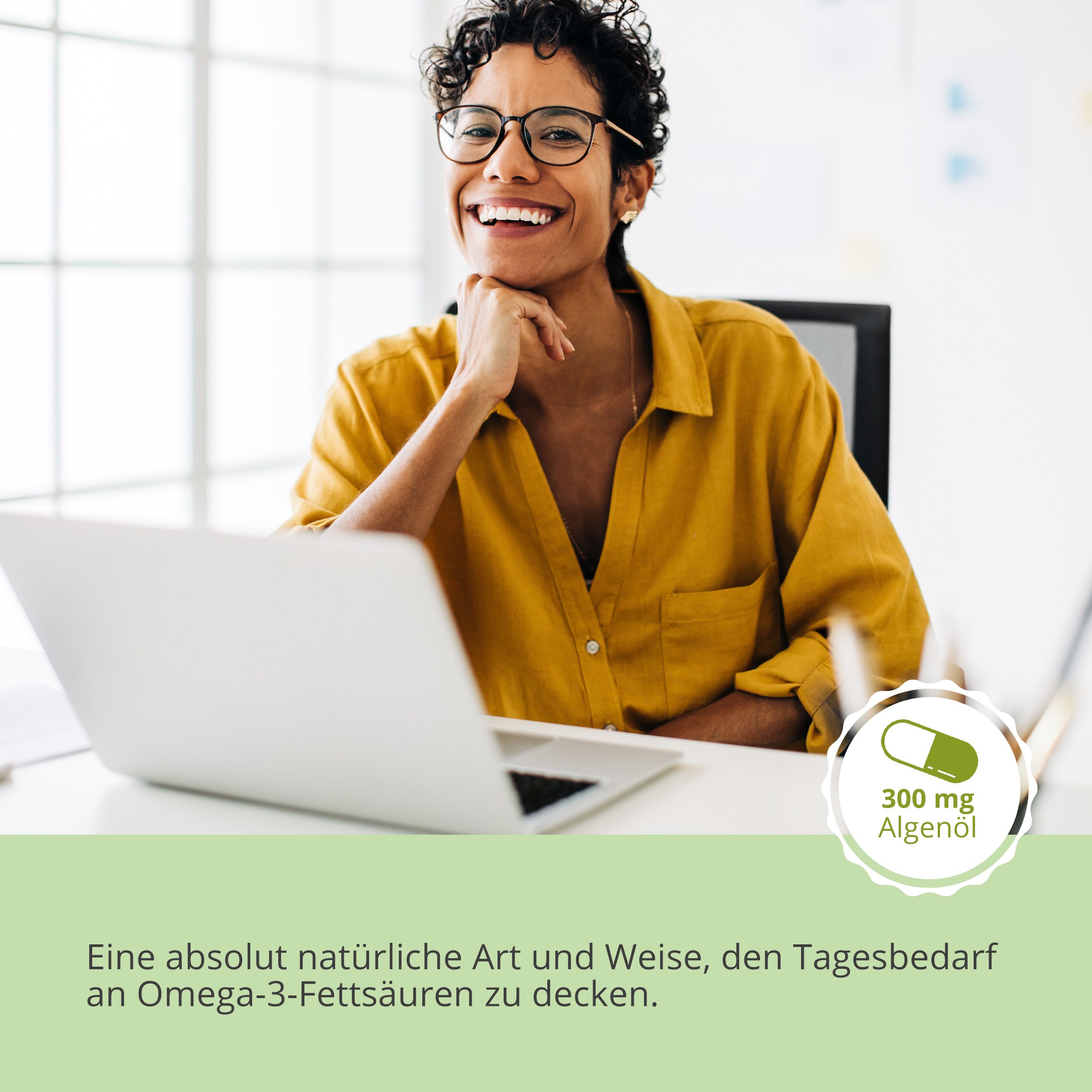 Frau mit Brille und Laptop. Text: 300 mg Algenöl. Eine natürliche Art, den Tagesbedarf an Omega-3-Fettsäuren zu decken.