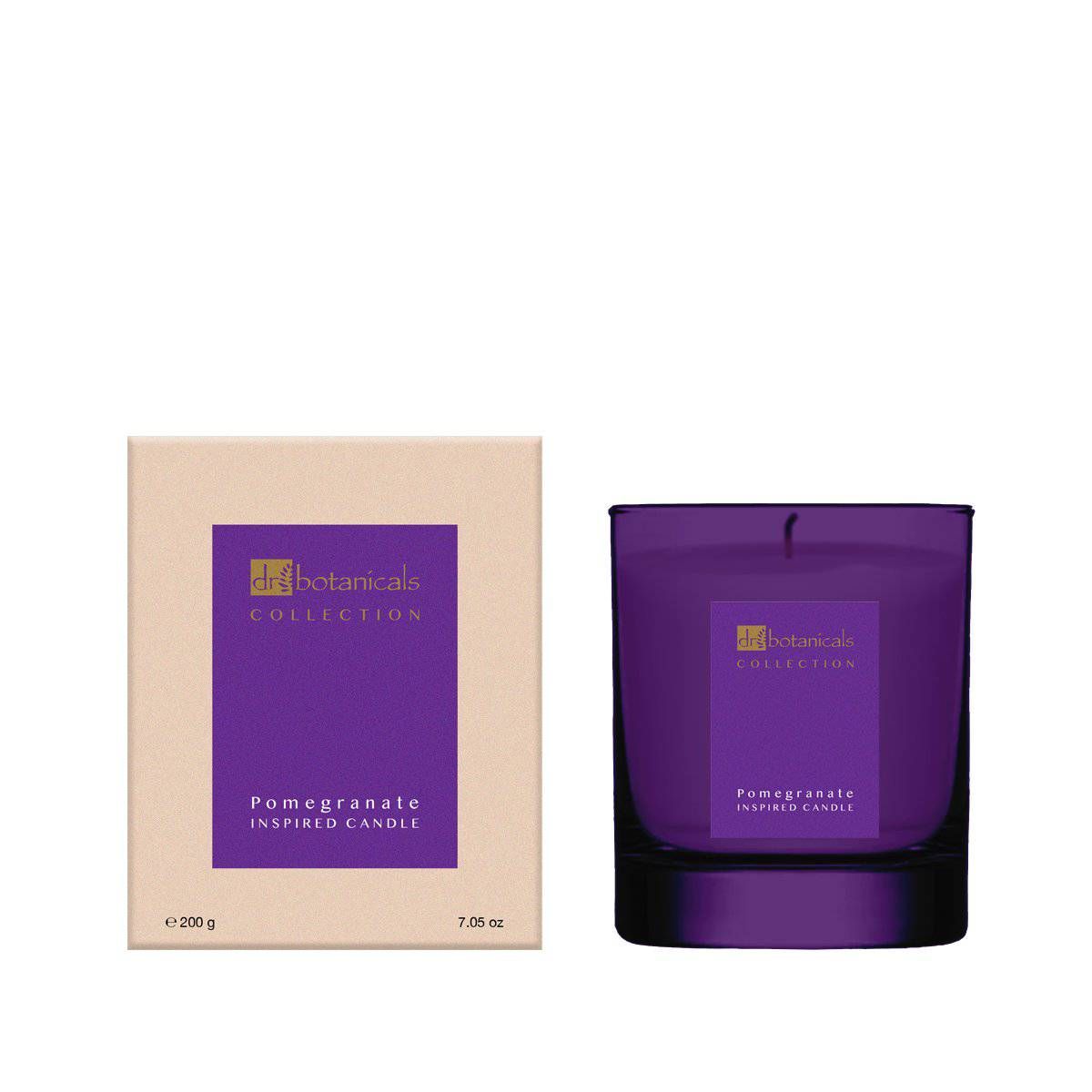 Violette Kerze neben Karton. Aufkleber mit Logo und Text: Pomegranate Inspired Candle. Karton mit Text.