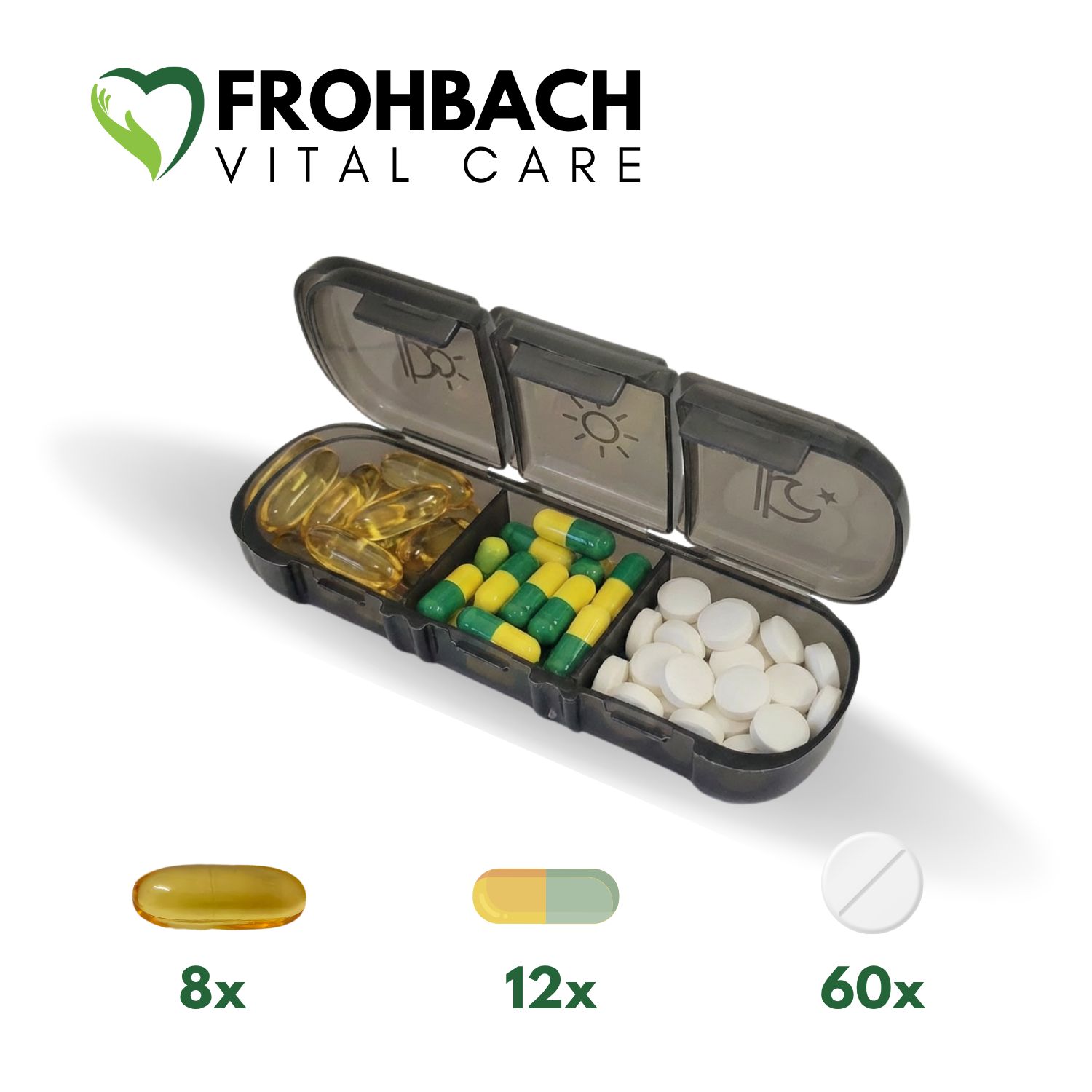 Frohbach Vital Care Tablettenbox mit 3 Fächern, geöffnet. Enthält Kapseln, grüne/gelbe Tabletten, weiße Tabletten. 8x, 12x, 60x.
