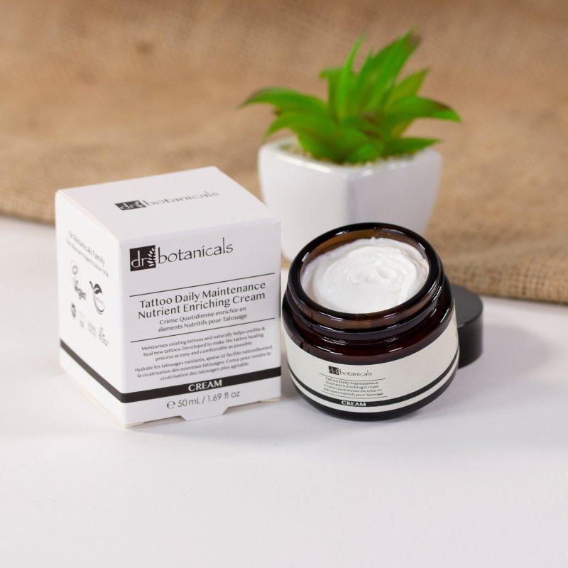 Dr. Botanicals Tattoo Cream Tiegel und Kartonverpackung.