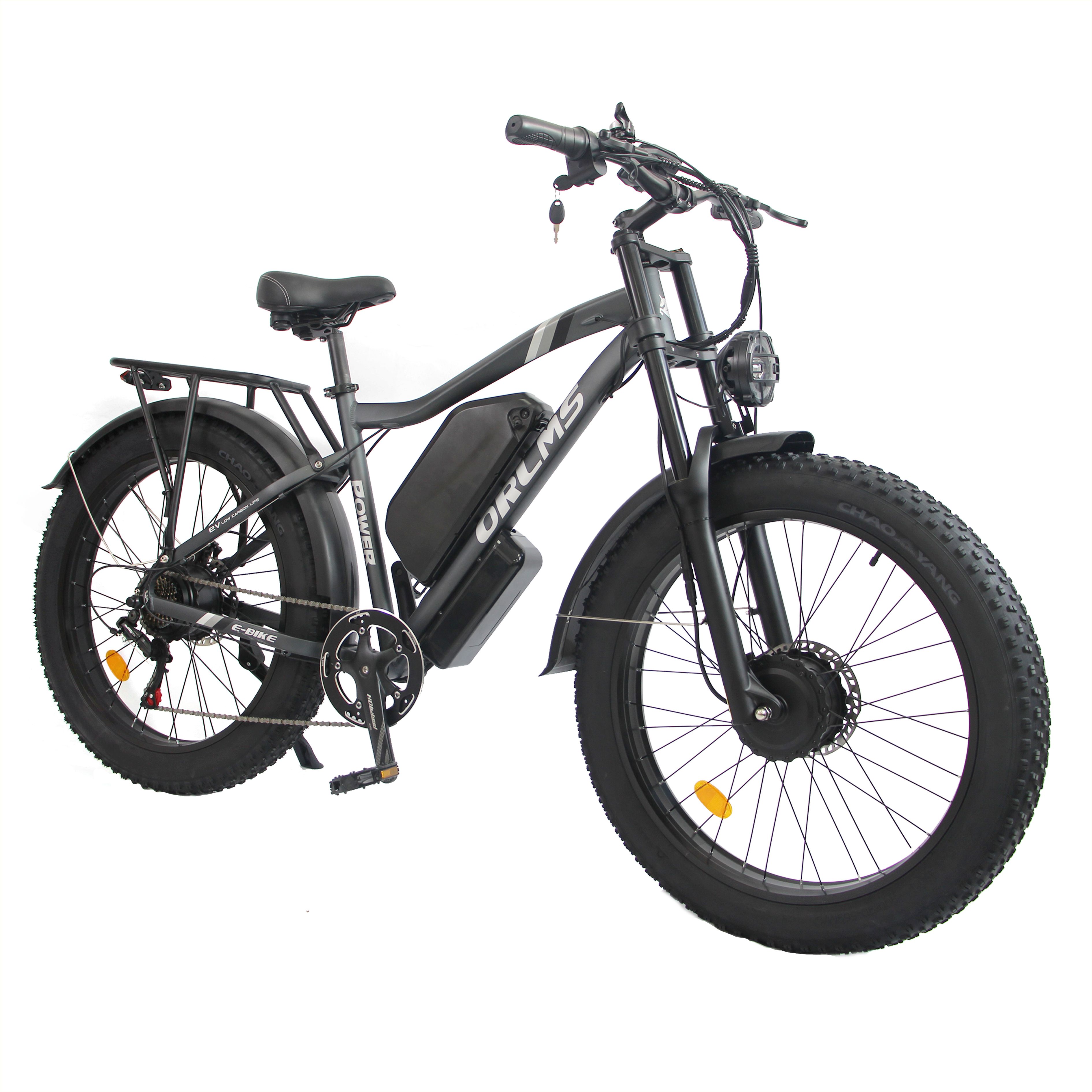 Graues E-Bike ORLMS MX500 mit breiten Reifen, Gepäckträger und Scheinwerfer. Batterie am Rahmen.