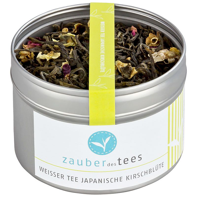 Runde Metalldose mit losem Tee. Gelbes Etikett mit Aufschrift 'Weißer Tee Japanische Kirschblüte'. Logo 'zauber des tees'.