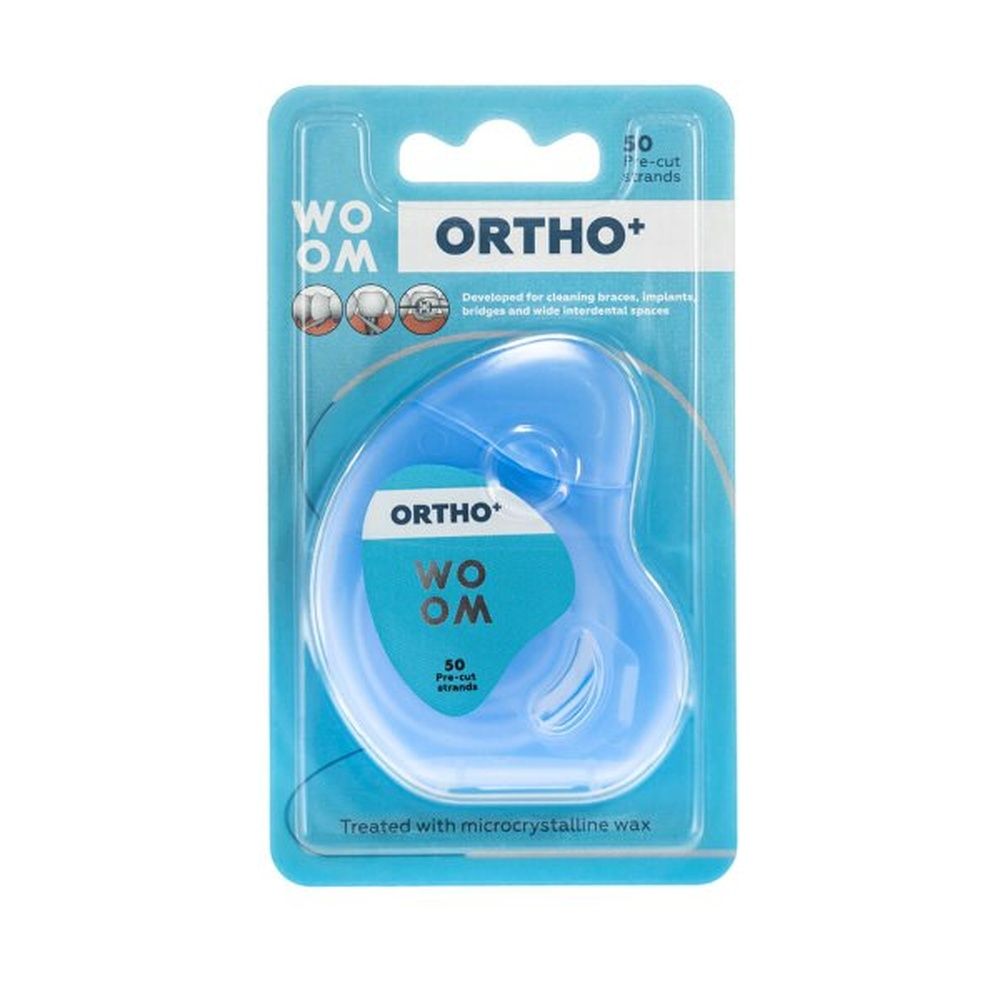 Zahnseide-Spenderdose in Blisterverpackung. "WOOM ORTHO+" Logo. Enthält 50 vorgeschnittene Fäden. Blaue, geschwungene Dose.