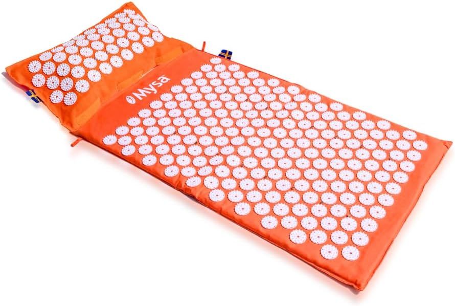 Orangenes Akupressur-Set mit Nadeln. Besteht aus Matte und Kissen. Weiße Noppen auf der Oberfläche. Produktname: Mysa.