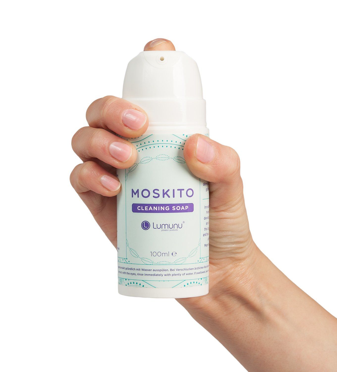 Weißer Pumpflakon mit "Moskito Cleaning Soap"-Etikett in Hand gehalten. "Lumunu"-Logo und 100ml-Angabe.