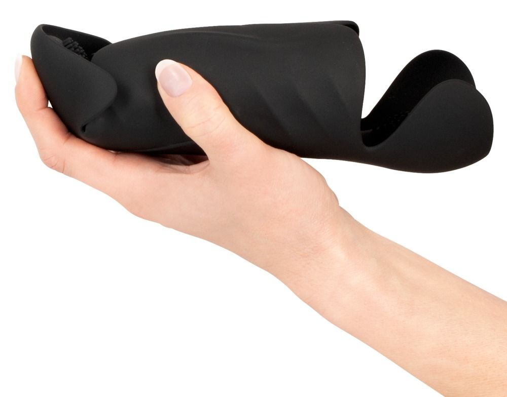 Schwarzes, längliches Produkt in einer Hand gehalten. Geriffelte Oberfläche. Offene Form mit zwei Flügeln.