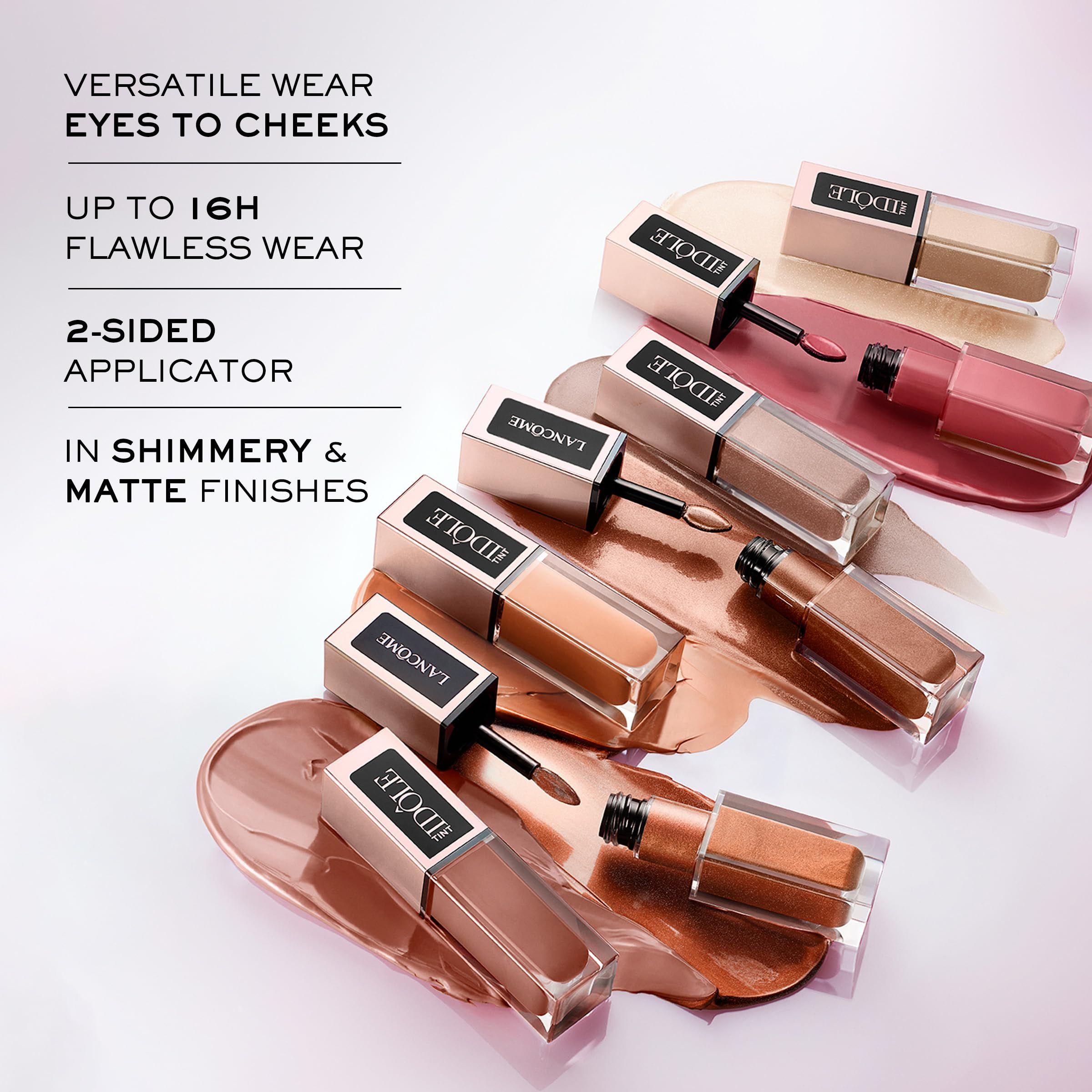 Mehrere Flakons mit Applikator, auf farbigen Farbtupfern. Text: "VERSATILE WEAR EYES TO CHEEKS".